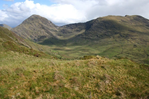An image depicting the trail Beann Dhearg, Beann Bhan and Beann Dubh and its surrounding area.