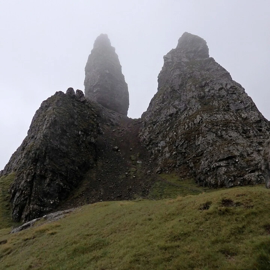 An image depicting the trail Old Man of Storr Loop and its surrounding area.