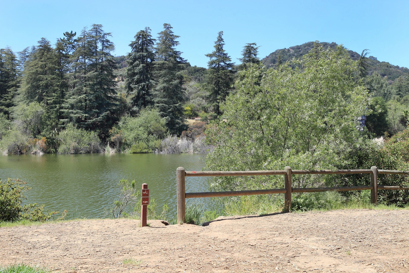 An image depicting the trail Upper Franklin Canyon Reservoir and Heavenly Pond Loop via Ranch Trail and its surrounding area.