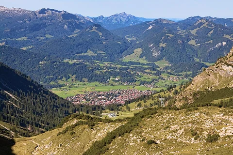 An image depicting the trail Unterer Gaisalpsee Walk and its surrounding area.