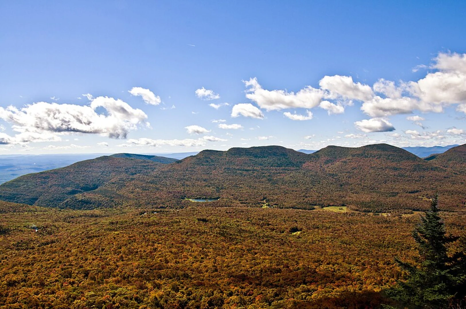 An image depicting the trail Sugarloaf, Twin and Indian Head Mountain Trail and its surrounding area.