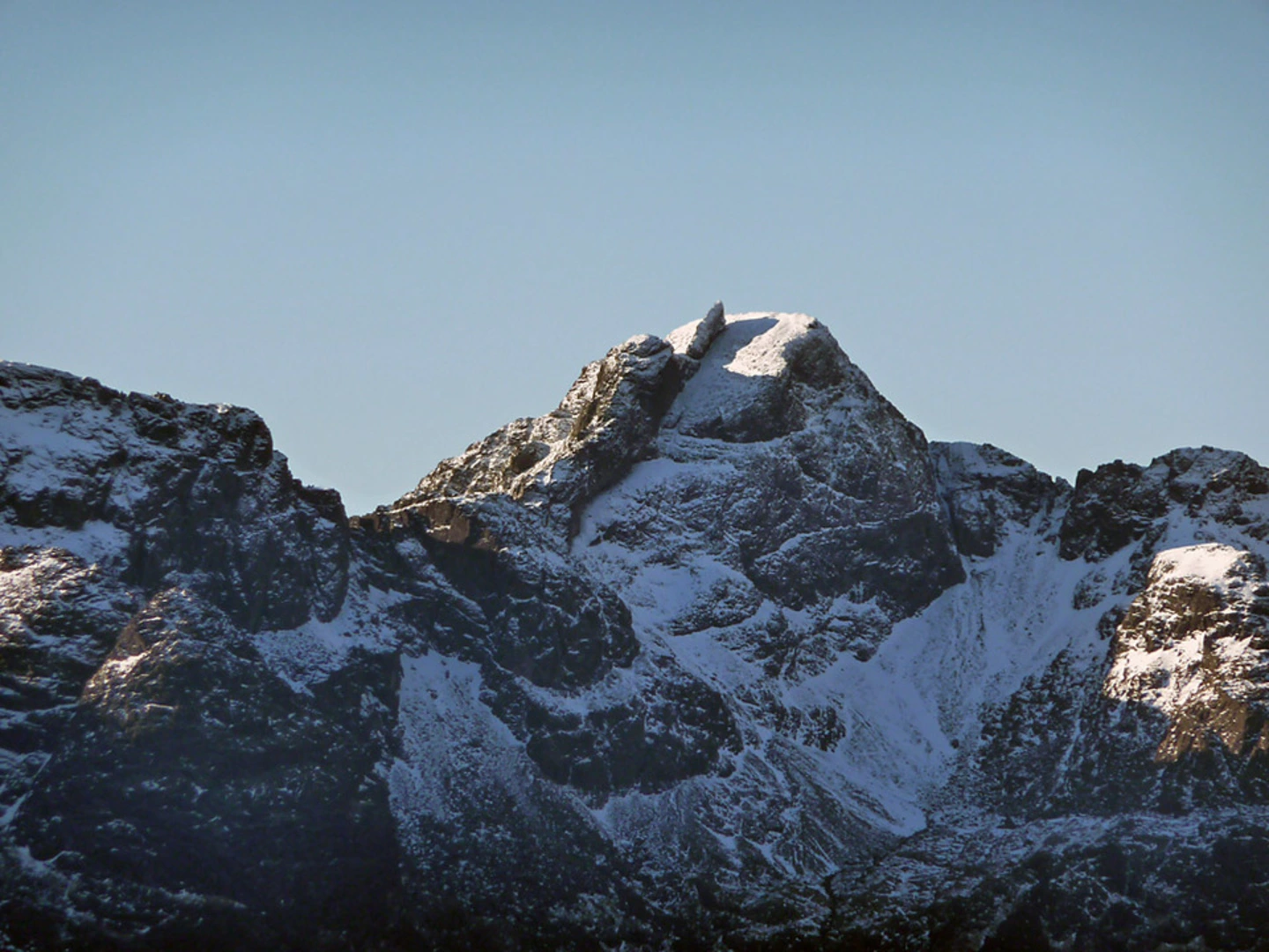 An image depicting the trail Sgurr Dearg via Coire na Banachdich Walk and its surrounding area.
