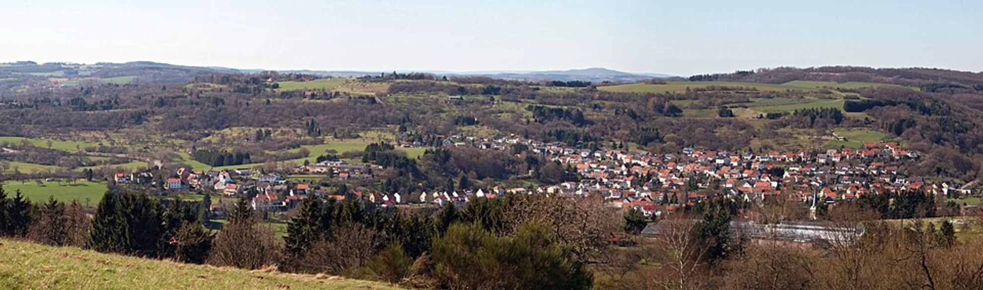 An image depicting the trail Lahnblick Leige, Hunsrueck Blick Leige and Friedland Blick Leige via Rundwanderweg and its surrounding area.