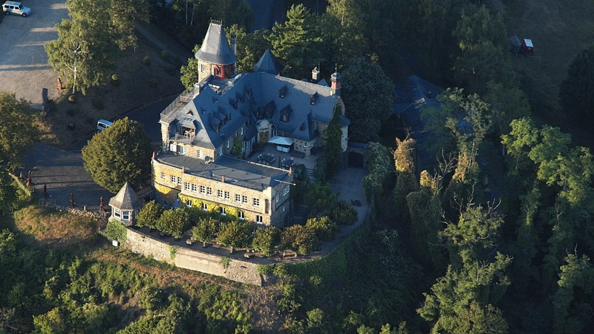 An image depicting the trail Bad Honnef Linz and Rheinsteig Zuweg Kalenborn Loop and its surrounding area.