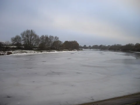 An image depicting the trail Ardleigh Reservoir and its surrounding area.