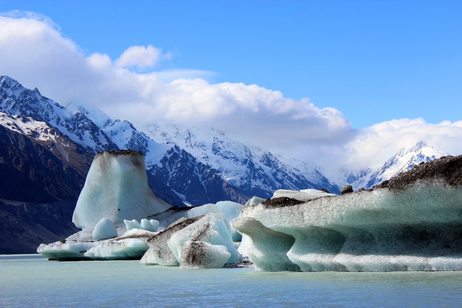 An image depicting the trail Tasman Glacier Lake and its surrounding area.