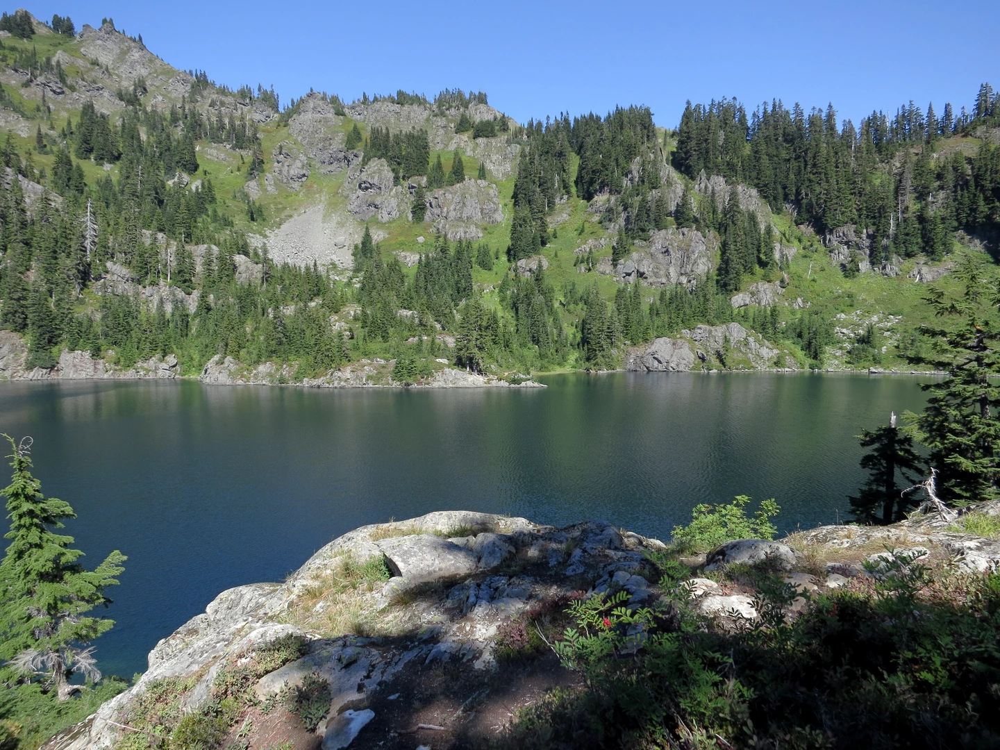 An image depicting the trail Lillian Lake and Chittenden Lake via California Riding and Hiking Trail and its surrounding area.