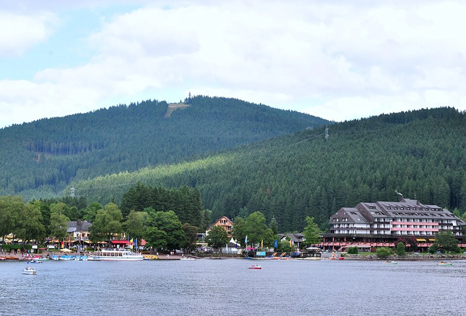An image depicting the trail Titisee and Bühlberg Loop via Titisee Rundweg and its surrounding area.