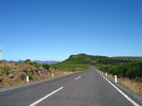 An image depicting the trail PR 17 Caminho do Pináculo and Folhadal and its surrounding area.