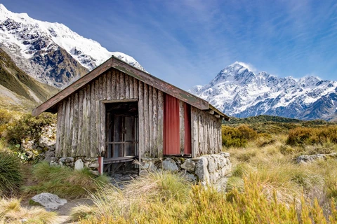 An image depicting the trail Otago Central Rail Hut and its surrounding area.