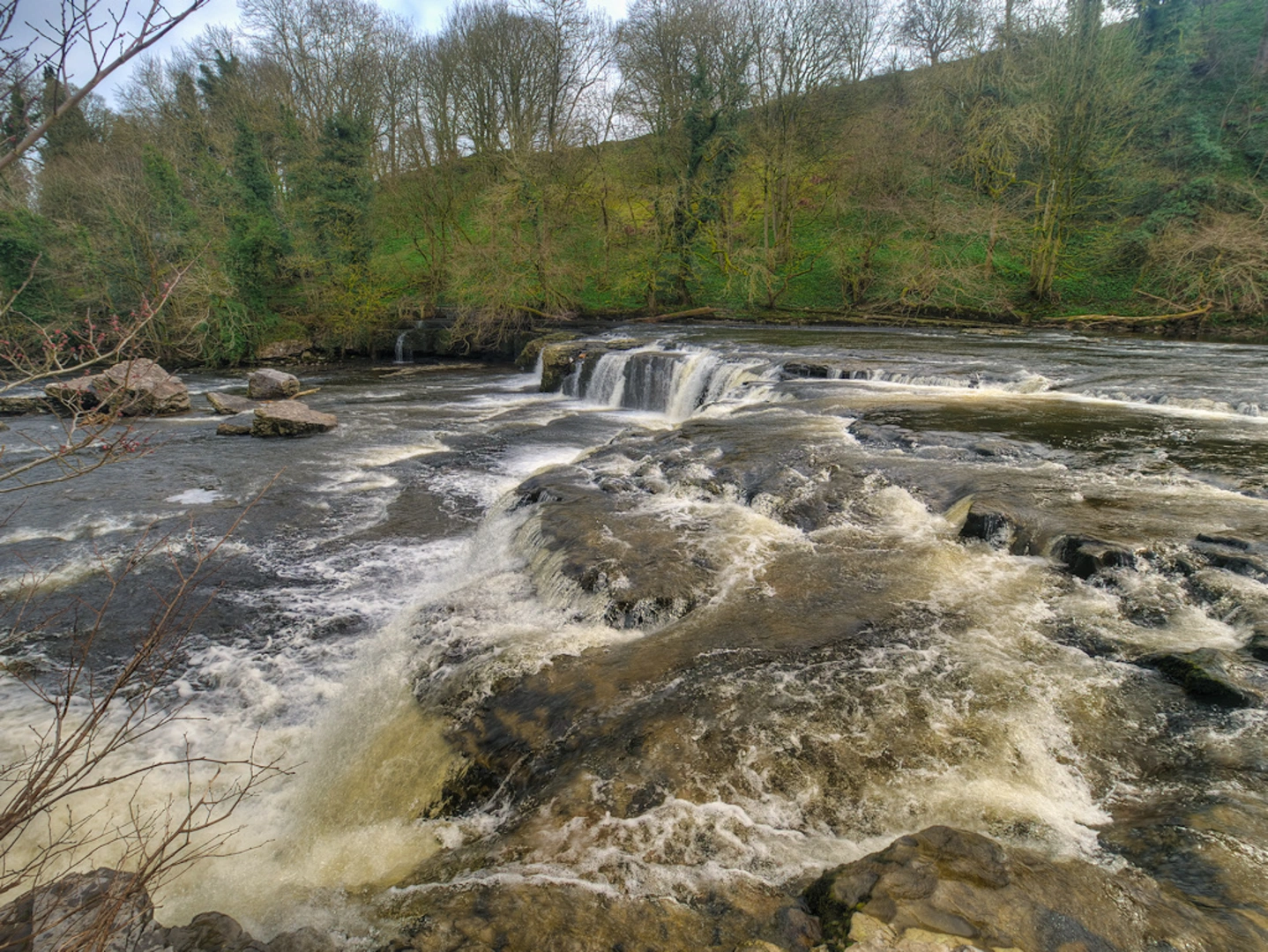 An image depicting the trail Aysgarth Falls to Bolton Castle Loop and its surrounding area.