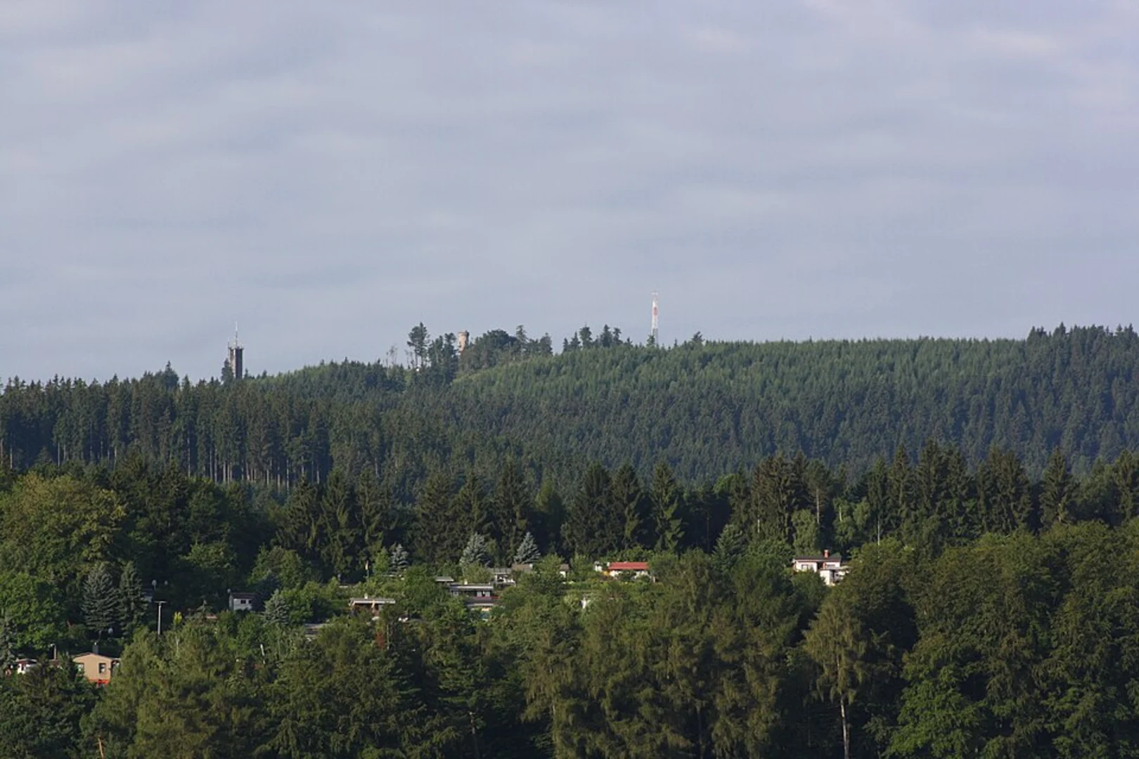 An image depicting the trail Am Rosenkopf to Kickelhahn via Keiner Goetheweg and its surrounding area.