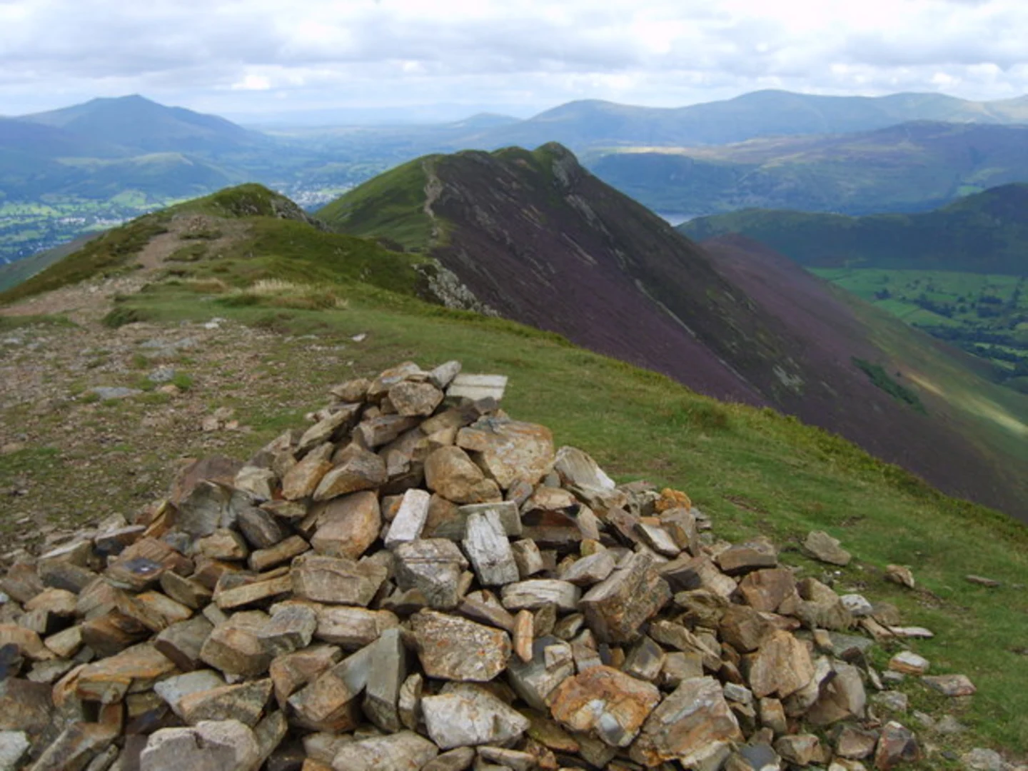 An image depicting the trail Barrow, Stile End, Outerside, Scar Crags, Causey Pike and Rowling End Loop and its surrounding area.