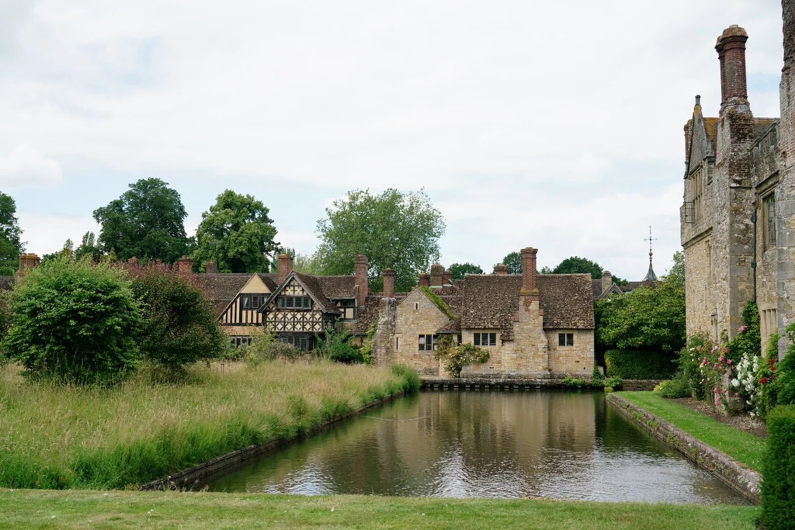 An image depicting the trail Hever Castle and its surrounding area.