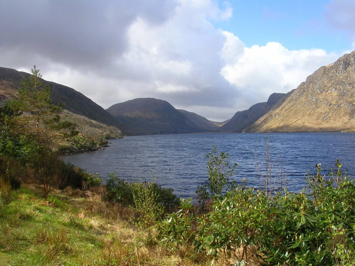 An image depicting the trail Cionn Bheatha Hill from Glenveagh Castle and its surrounding area.