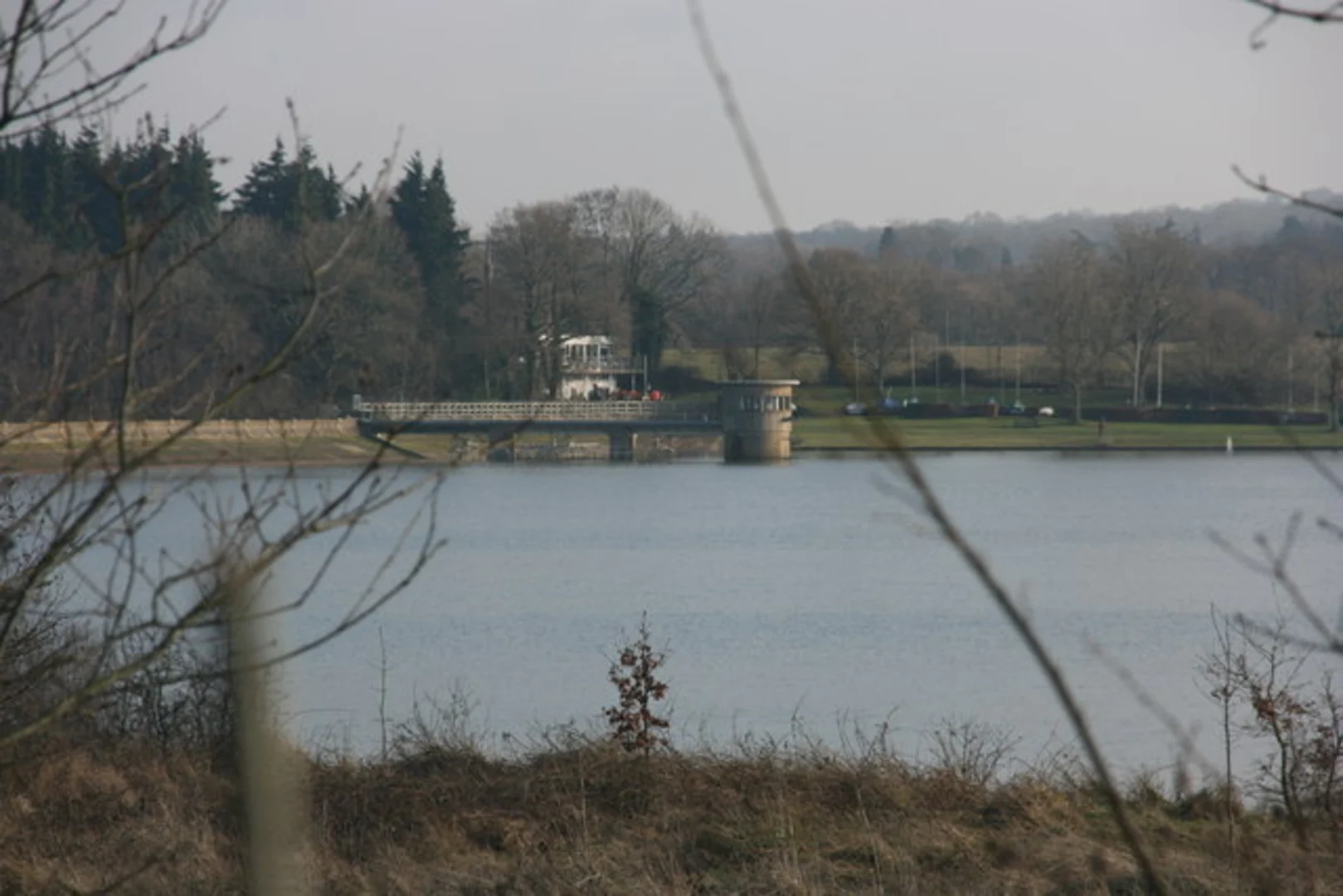 An image depicting the trail Weir Wood Reservoir East Side Loop and its surrounding area.