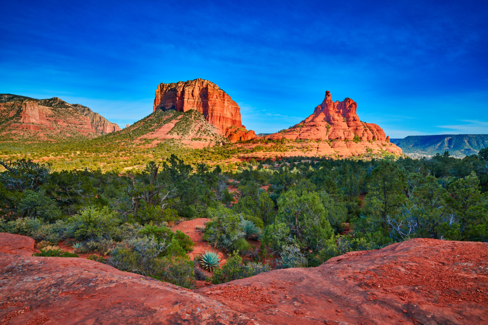 An image depicting the trail Courthouse Butte and Bell Rock Loop Trail and its surrounding area.