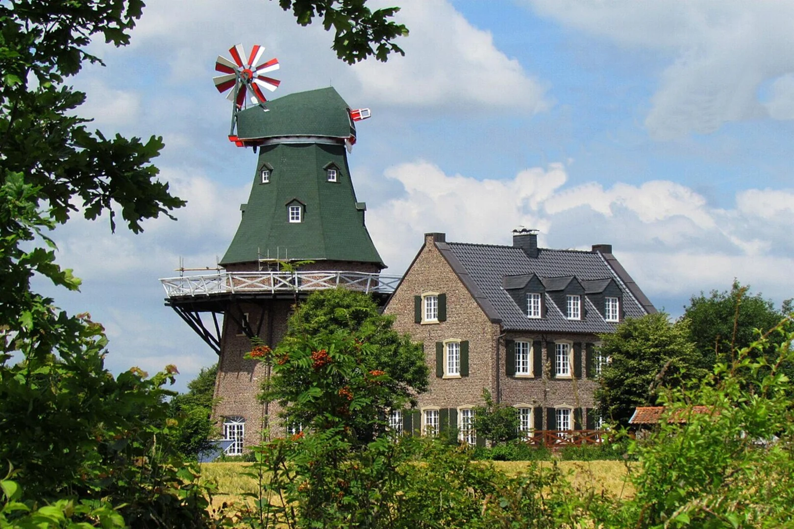 An image depicting the trail Wegberger Muehlen Tour and Wegberg Route Rosa Loop and its surrounding area.