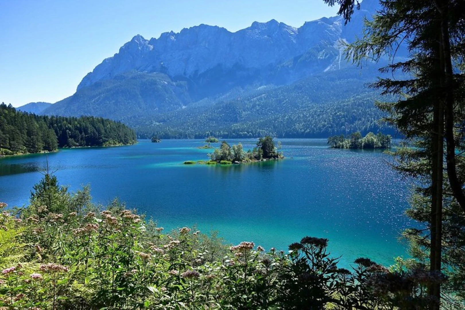 An image depicting the trail Eibsee to Ehrwald Walk and its surrounding area.