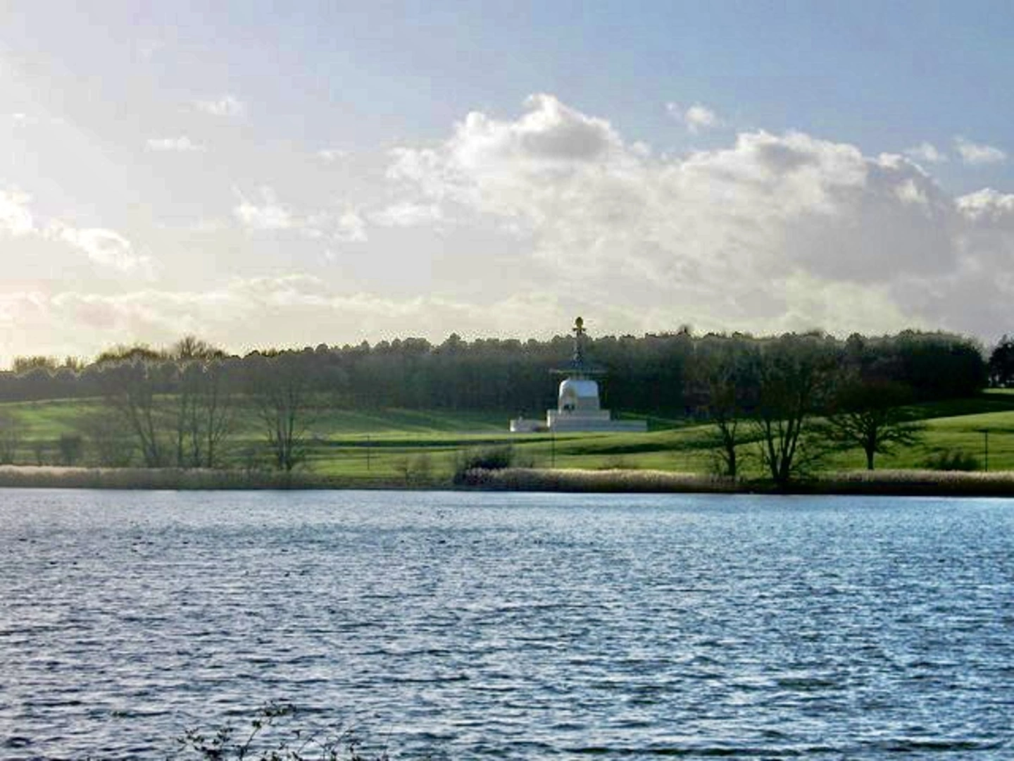 An image depicting the trail Willen Lake South Walk and its surrounding area.