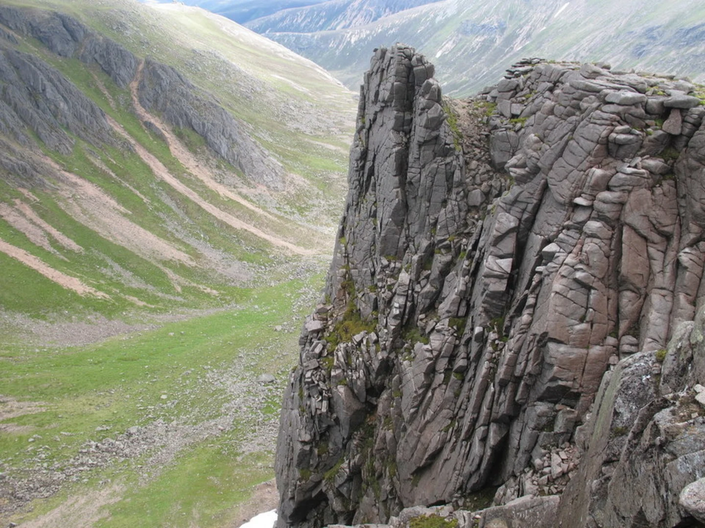 An image depicting the trail Beinn a' Bhùird and Mitre Ridge Loop and its surrounding area.