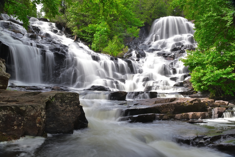 An image depicting the trail La Mauricie National Park of Canada and its surrounding area.