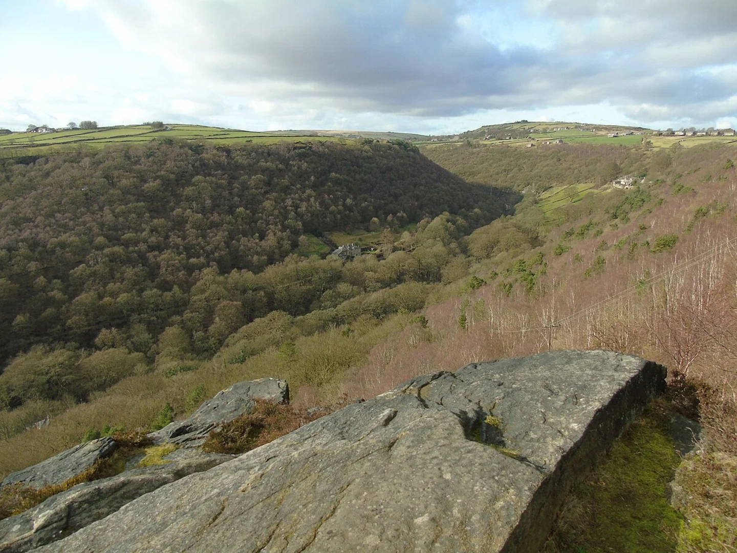 An image depicting the trail Hebden Bridge, Cross Stone and Cant Clough Reservoir Loop and its surrounding area.