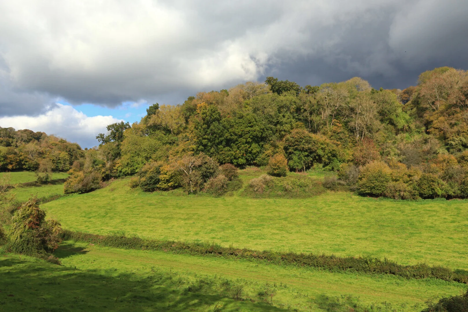 An image depicting the trail Little Solsbury Hill and Chilcombe Bottom and its surrounding area.