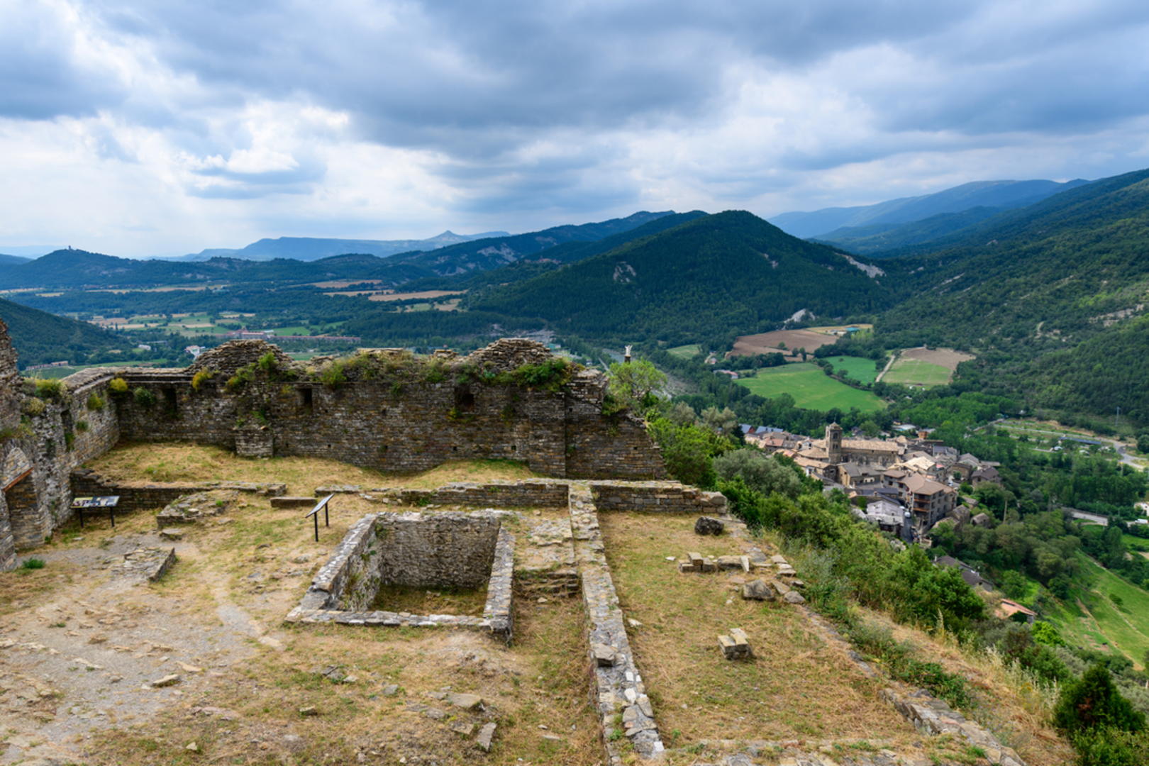 An image depicting the trail Boltana - Buerva PR HU 44 and its surrounding area.