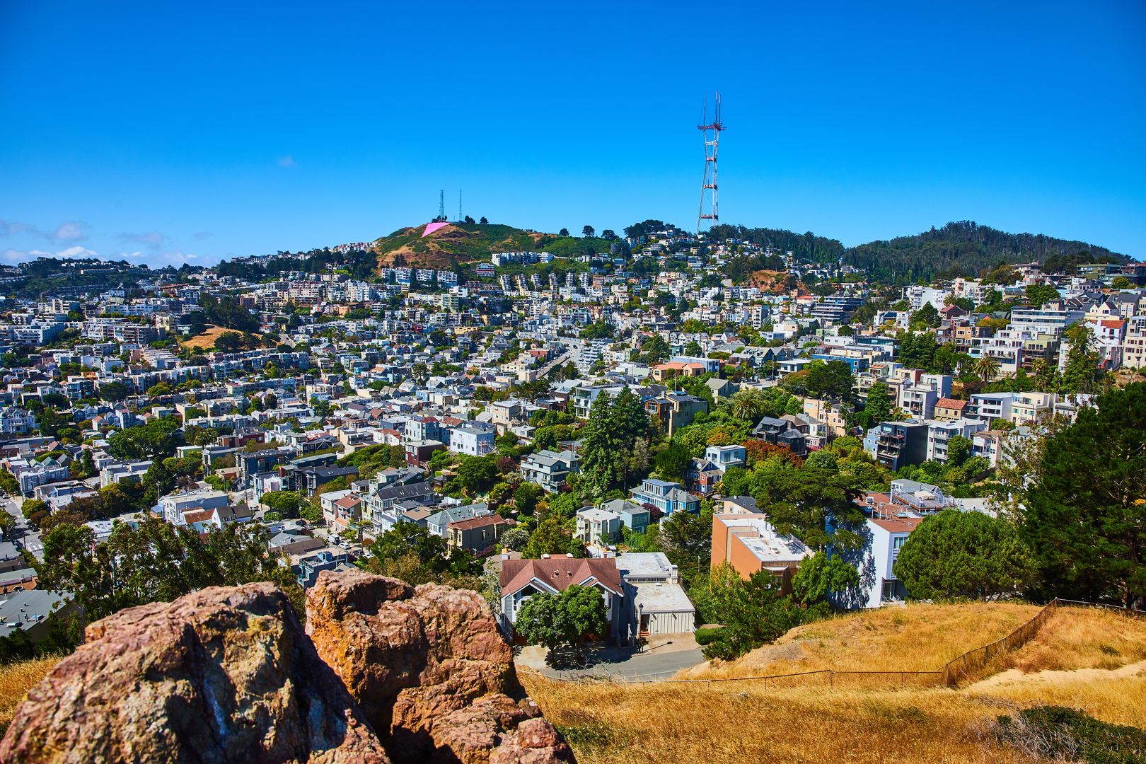An image depicting the trail Historic, Sutro Tower an Twin Peaks Loop Trail and its surrounding area.