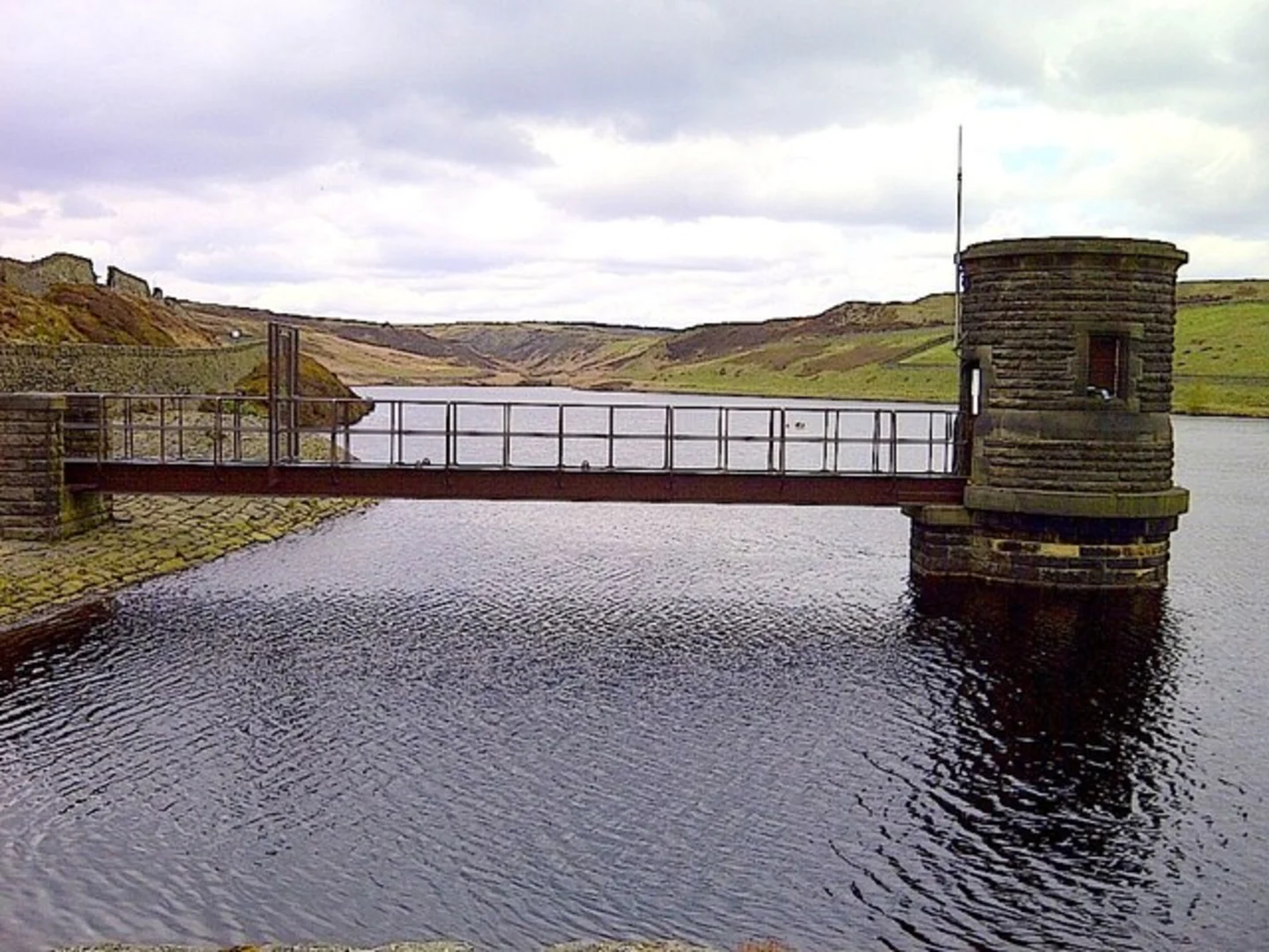 An image depicting the trail Winscar Reservoir, Harden Reservoir and Snailsden Reservoir Loop and its surrounding area.