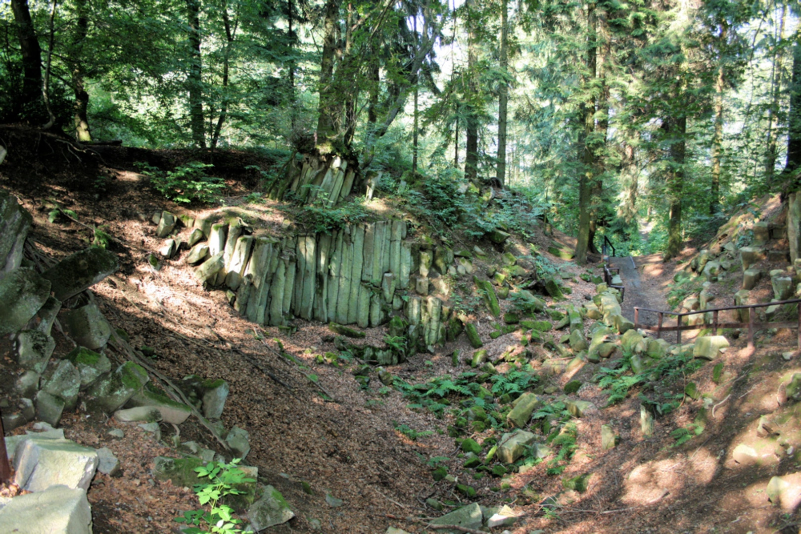 An image depicting the trail Wuppertal Zoologischer Garten to Kuchhausen via Sambatrasse and its surrounding area.