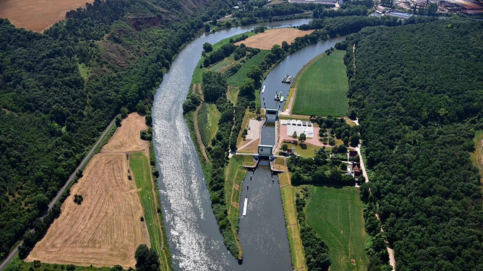 An image depicting the trail Schleusenkanal and Ruhr via Muelheim Wasserbf Rundweg and U Styrum Mintard Wasserbf and its surrounding area.