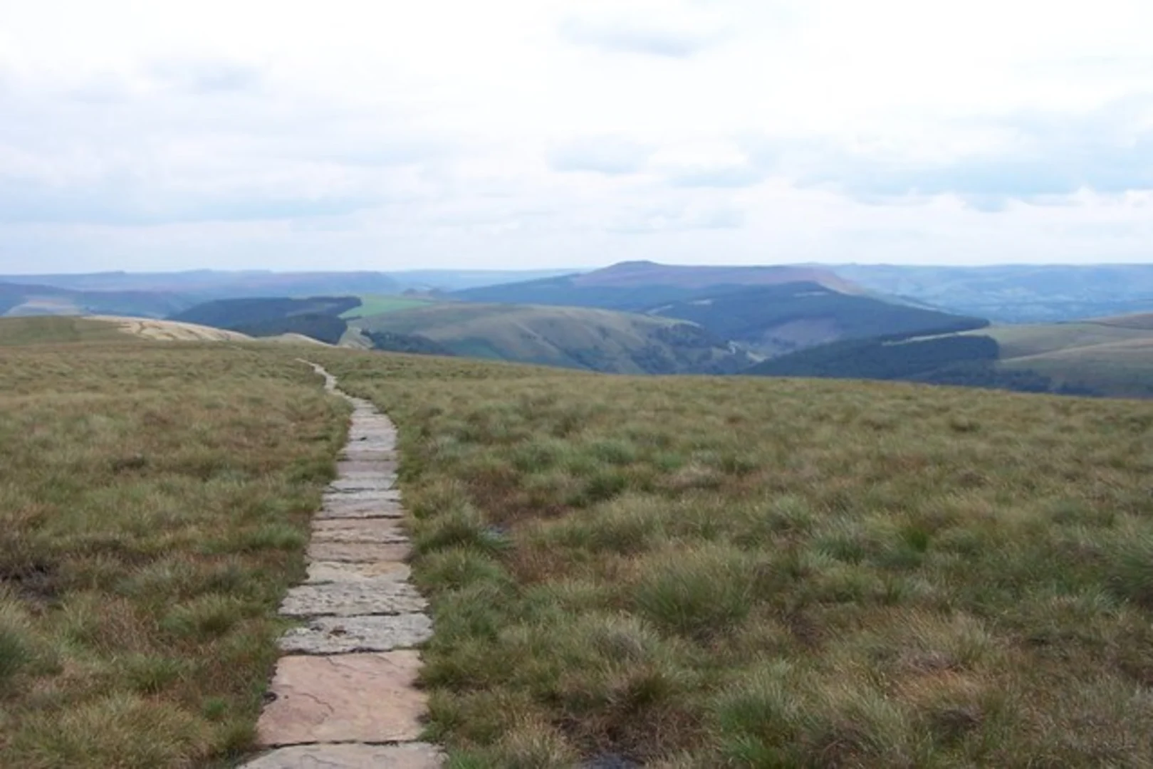 An image depicting the trail Castles Wood, Rowlee Pasture and Hagg Side Loop - Ladybower Reservoir and its surrounding area.