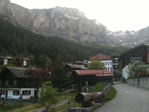 An image depicting the trail Inden - Varnersuon - Miège Trail and its surrounding area.