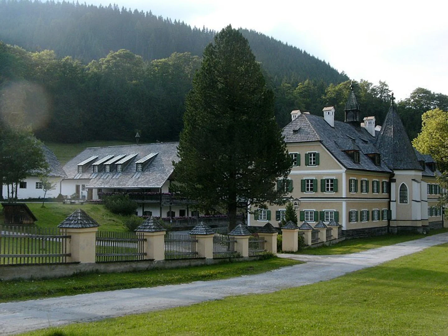 An image depicting the trail Graualm Hike and its surrounding area.