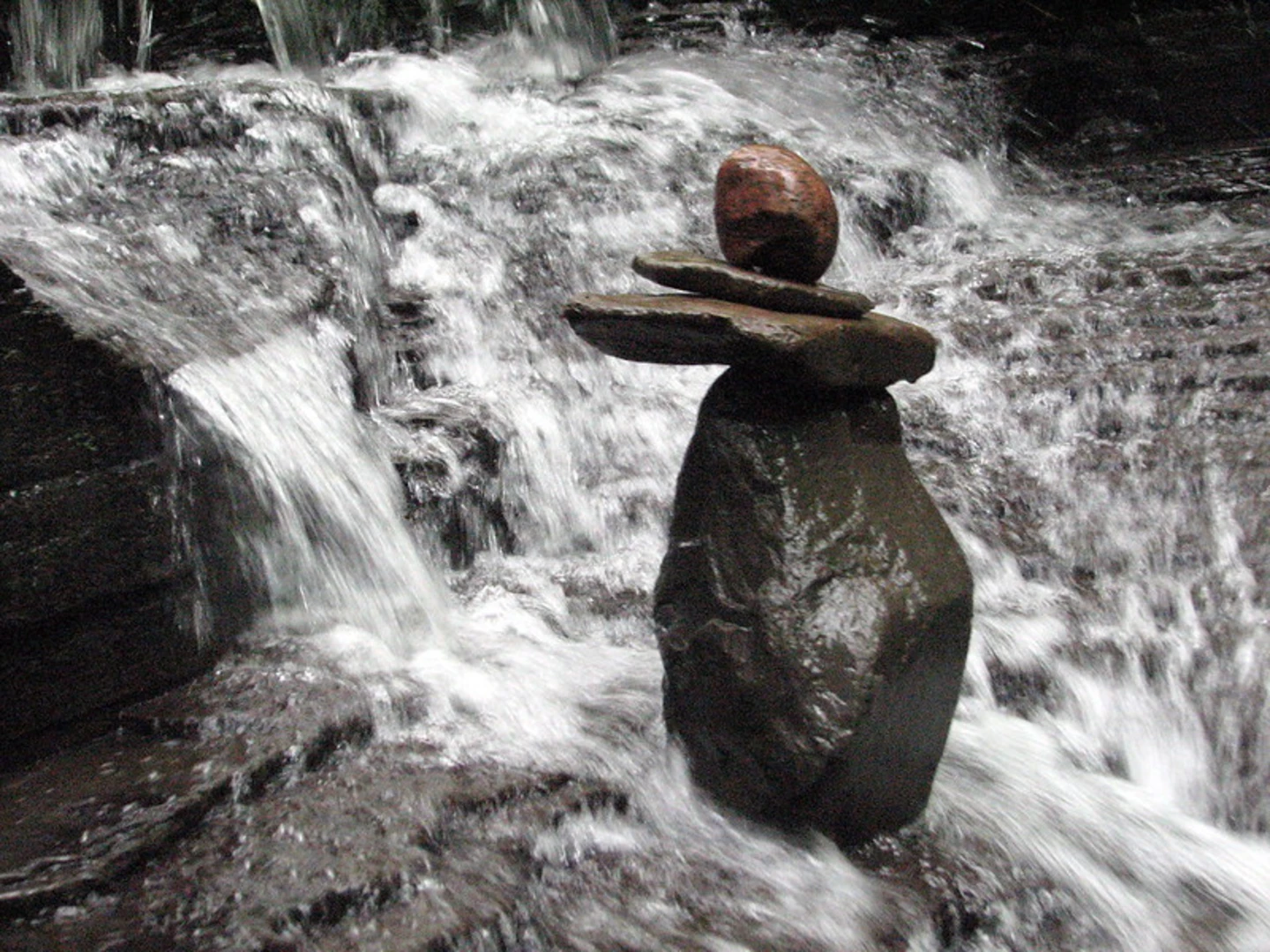 An image depicting the trail Sergeant Falls Side Trail and its surrounding area.
