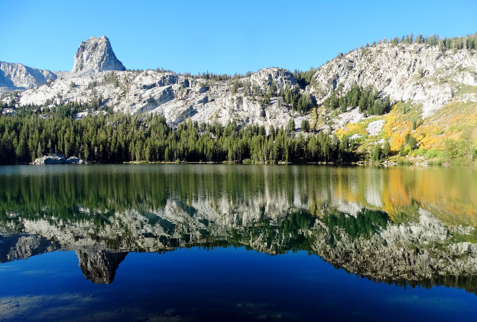 An image depicting the trail Emerald Lake from Lake George and its surrounding area.