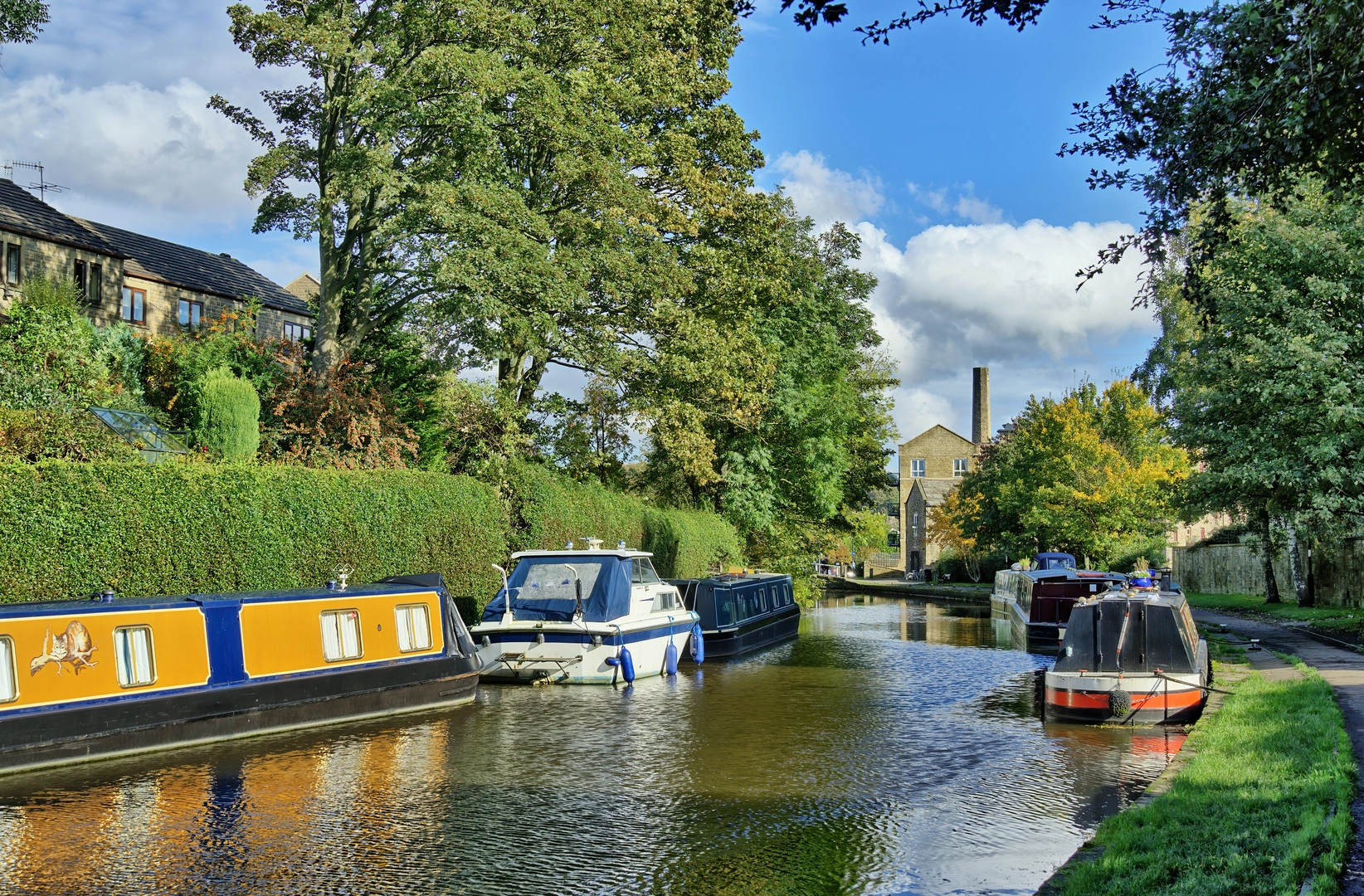 An image depicting the trail Kendal Limestone Way and its surrounding area.