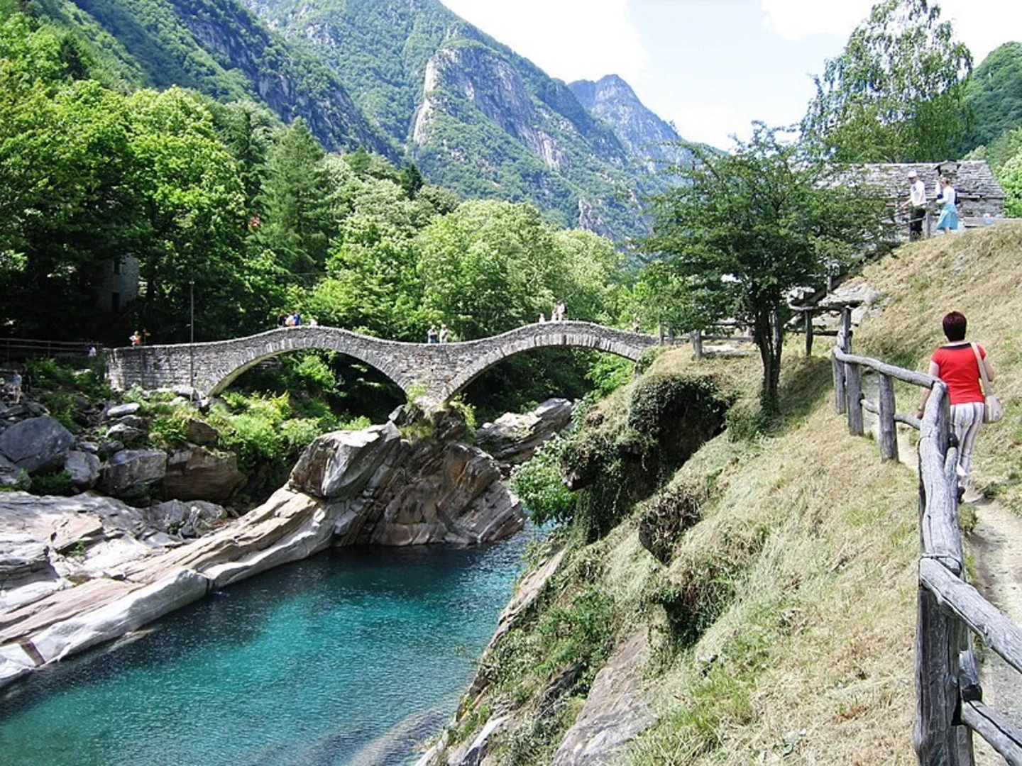 An image depicting the trail Lavertezzo - Brione Verzasca - The Art Path and its surrounding area.