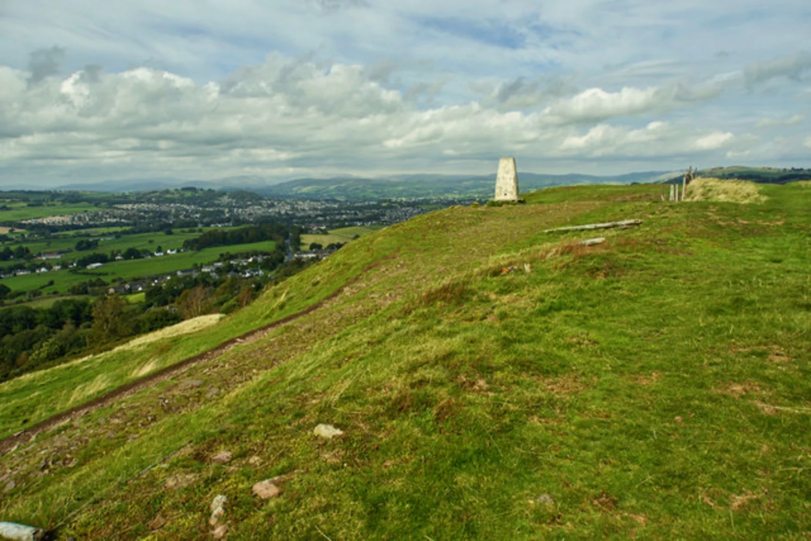 An image depicting the trail Oxenholme, Sedgwick Loop from Low Park Wood and its surrounding area.