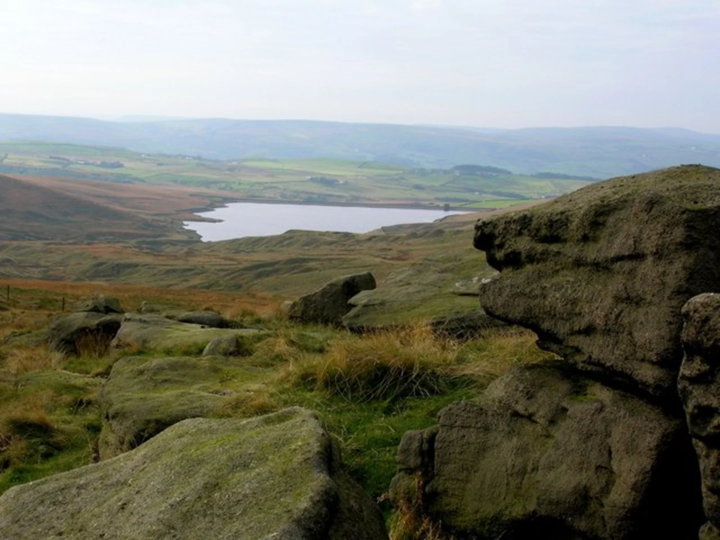 An image depicting the trail Hurstwood Reservoir Loop via Cant Clough Reservoir and its surrounding area.