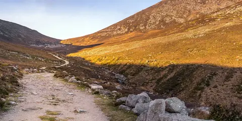 An image depicting the trail Slieve Donard - Commedagh and Bearnagh and its surrounding area.