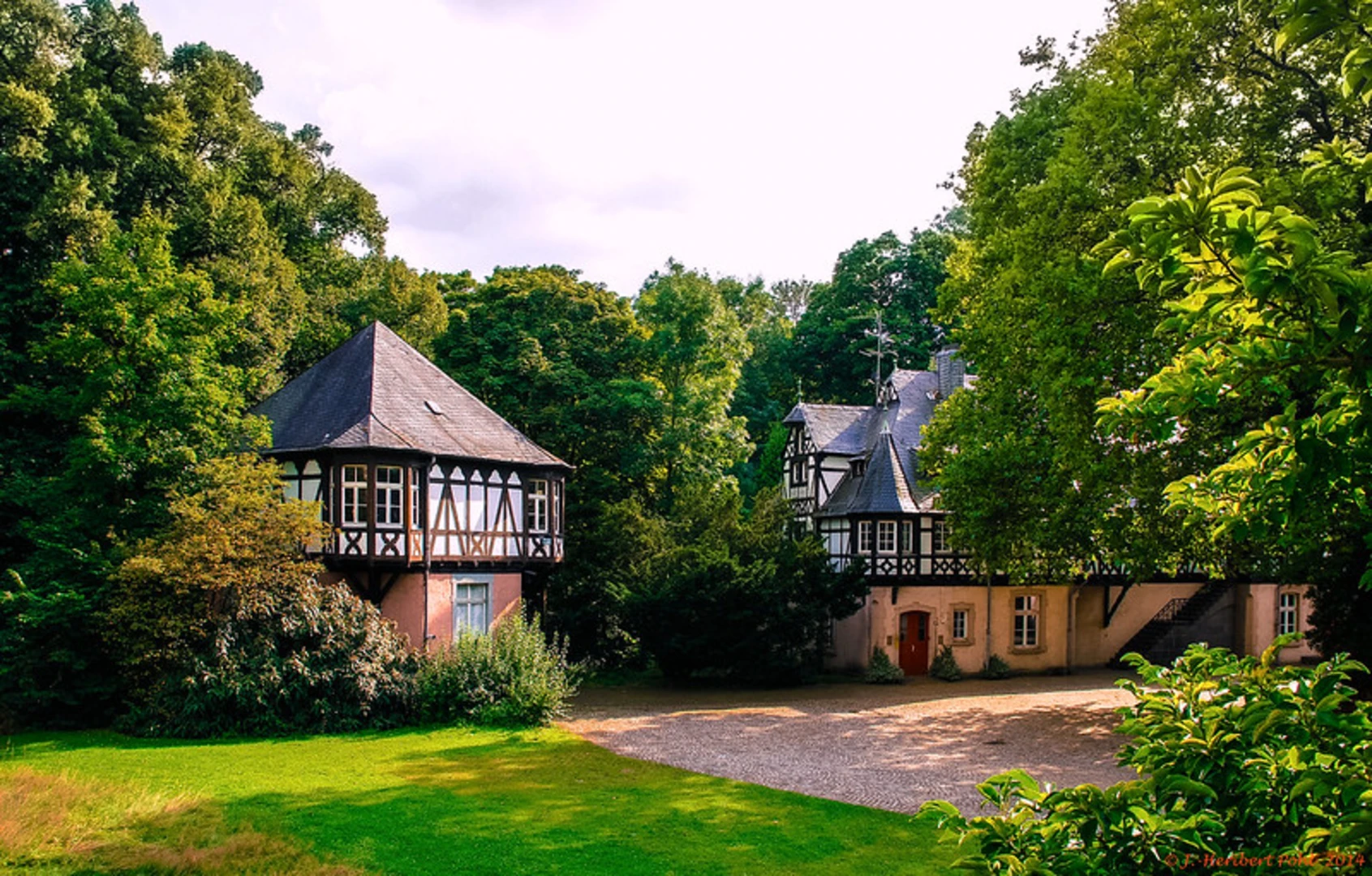 An image depicting the trail Benrath Betriebshof to Düsseldorf-Eller Süd via Benrath Eller and its surrounding area.