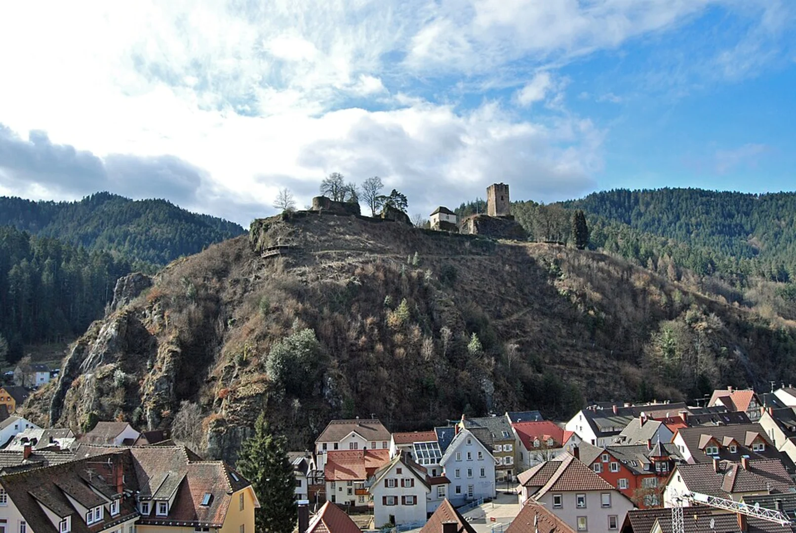 An image depicting the trail Geigerskopf via Heuberger Eck and Oberkircher Brennersteig and its surrounding area.