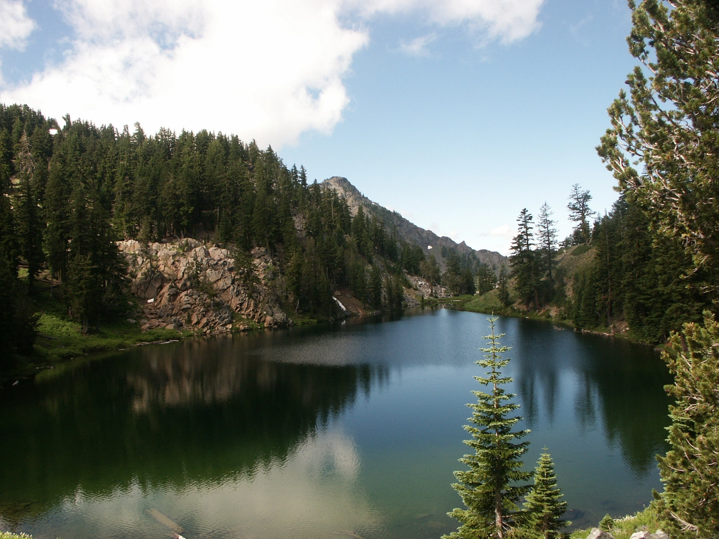 An image depicting the trail Boulder Peak via Wright Lakes Trail and its surrounding area.