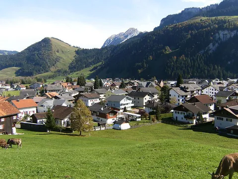 An image depicting the trail Kulturweg Unteriberg and its surrounding area.