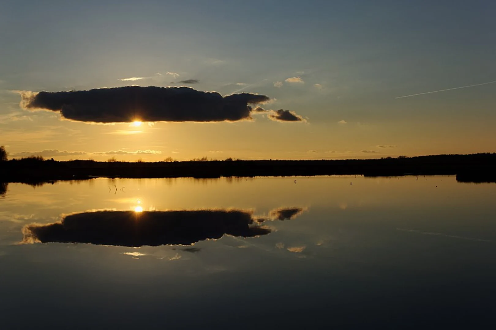 An image depicting the trail Himmelmoor Loop via Moorlehrpfad and its surrounding area.