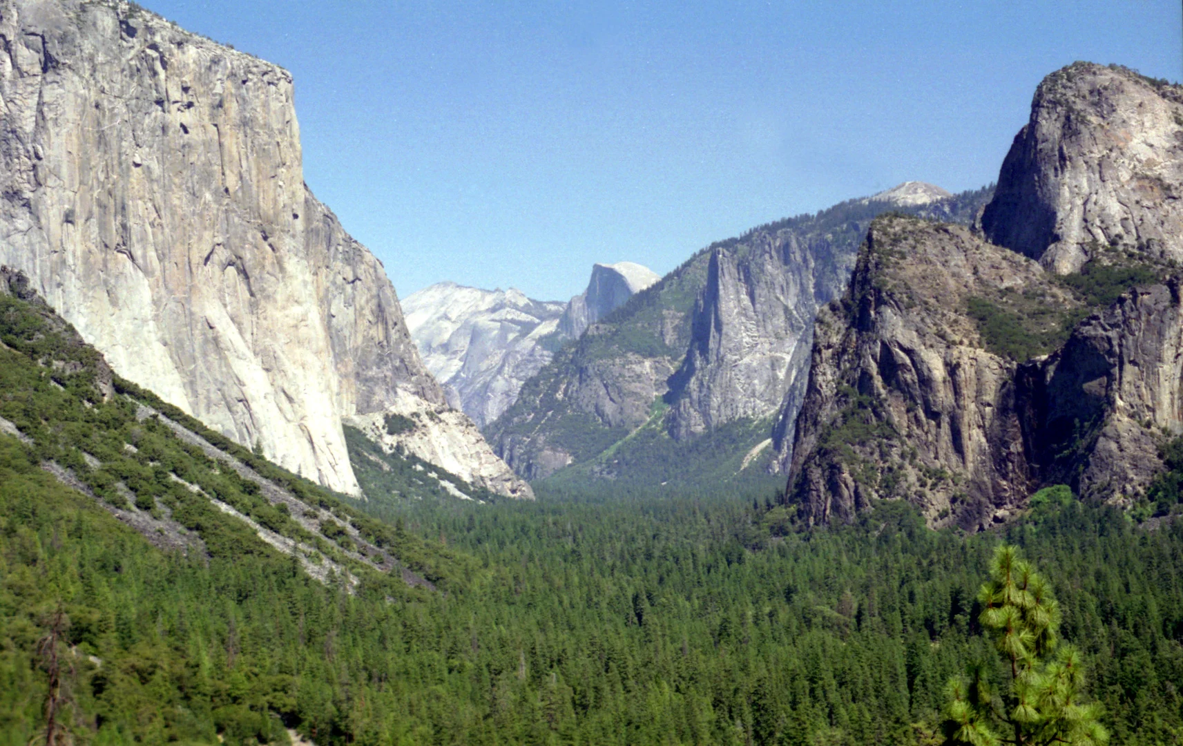 An image depicting the trail Dewey Point via Pohono Trail and its surrounding area.