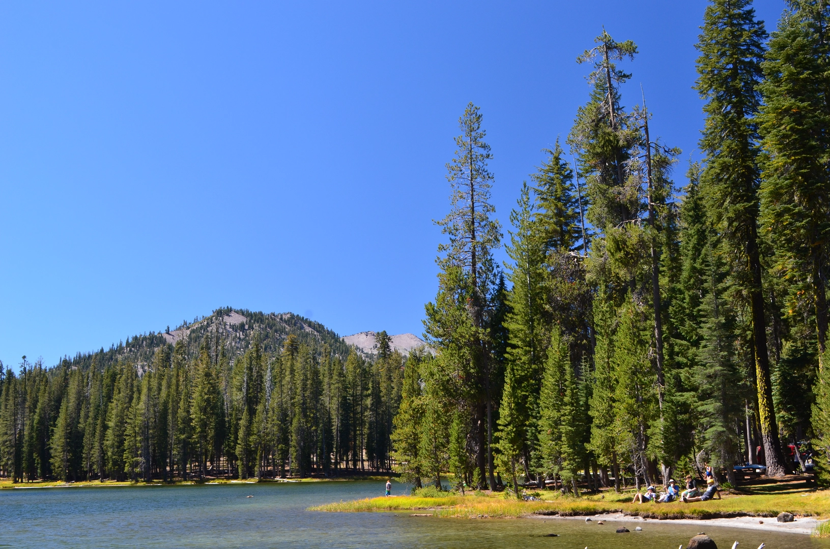 An image depicting the trail Boiling Springs Lake via PCT and its surrounding area.